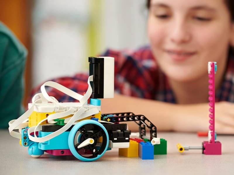 Imagen de un niño jugando con su lego robot
