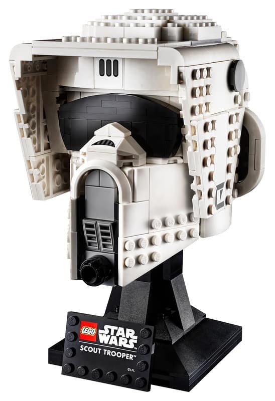 Imagen del casco del soldado explorador construido sobre una base, todo en un fondo blanco